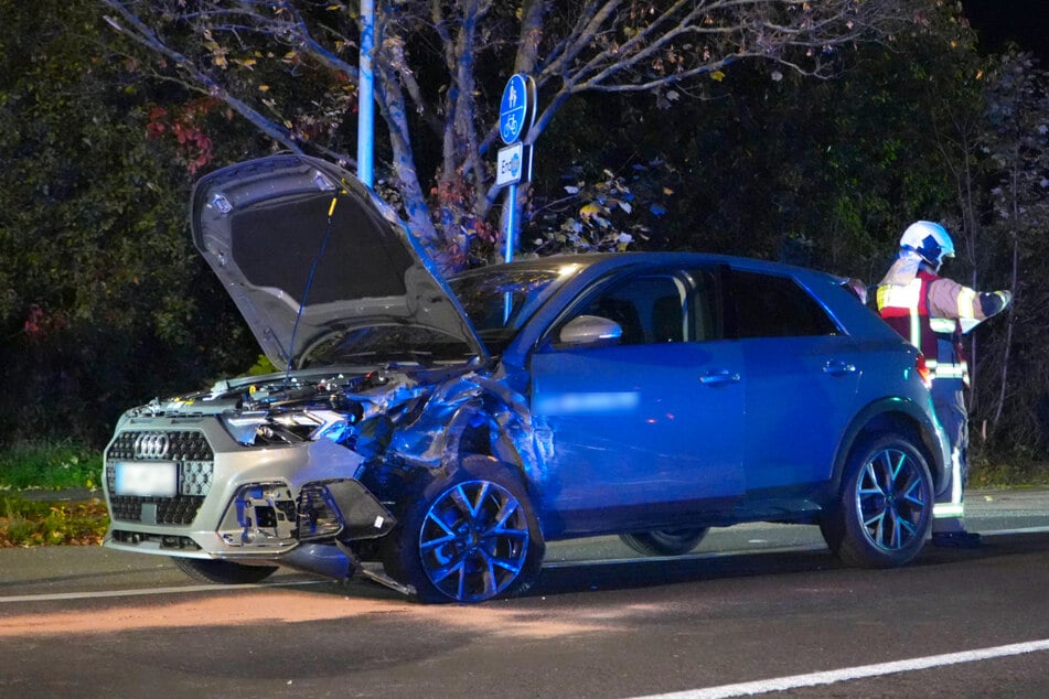 Die Fahrer der Autos erlitten Verletzungen.