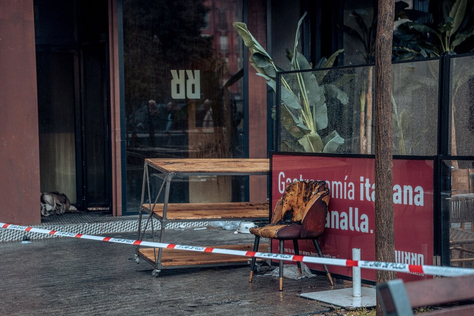 Verkohltes Inventar steht vor dem Restaurant, in dem das Feuer ausgebrochen war.