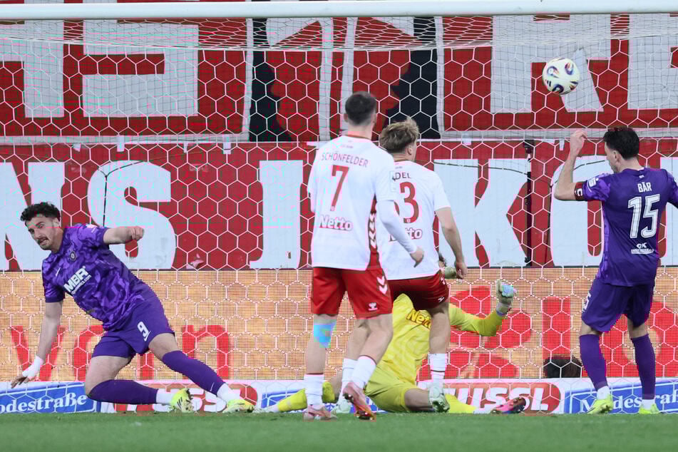 Das hätte der Ausgleich sein müssen! Nach butterweicher Weinhauer-Flanke wird der Kopfball von Ricky Bornschein (links) pariert, Bär verpasst dann den Abpraller knapp.