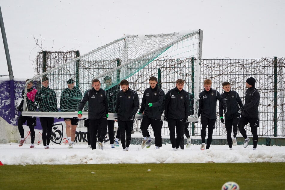 Ihre Tore mussten die Veilchen noch selbst aus dem Schnee befreien. Der Platz dagegen war von der Stadionbrigade tiptop präpariert worden, um doch auf dem Rasen trainieren zu können.
