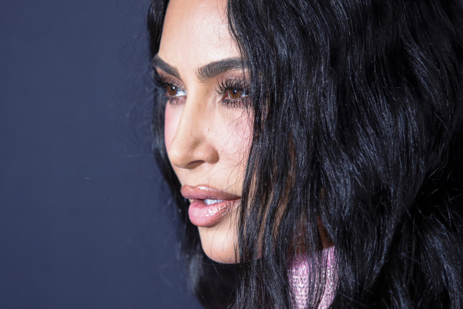 Perfekt gestylt von Kopf bis Fuß: Kim Kardashian gab zu, an Erwachsenen-Akne zu leiden und diese unter viel Make-up zu verbergen.
