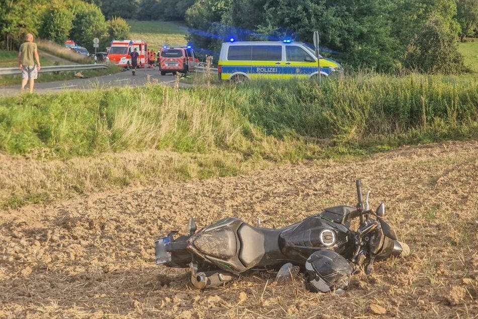 Eines der Motorräder kam in einem Feld zum Liegen.