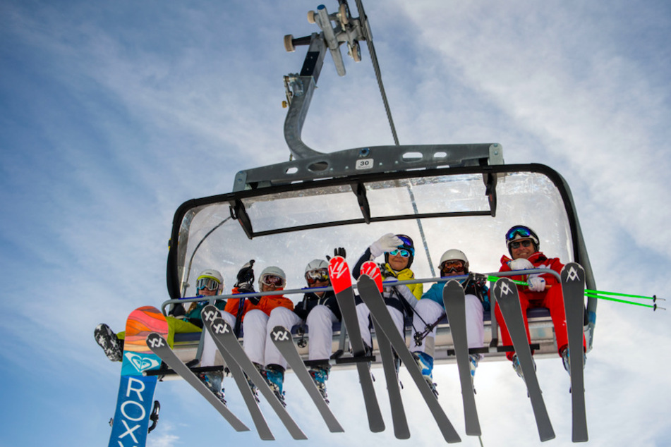 Wintersportler fahren mit dem Lift auf den Zugspitz-Gletscher.