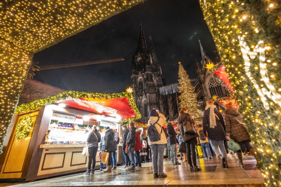 Der Weihnachtsmarkt am Kölner Dom schließt am kommenden Montagabend um 21 Uhr seine Pforten.