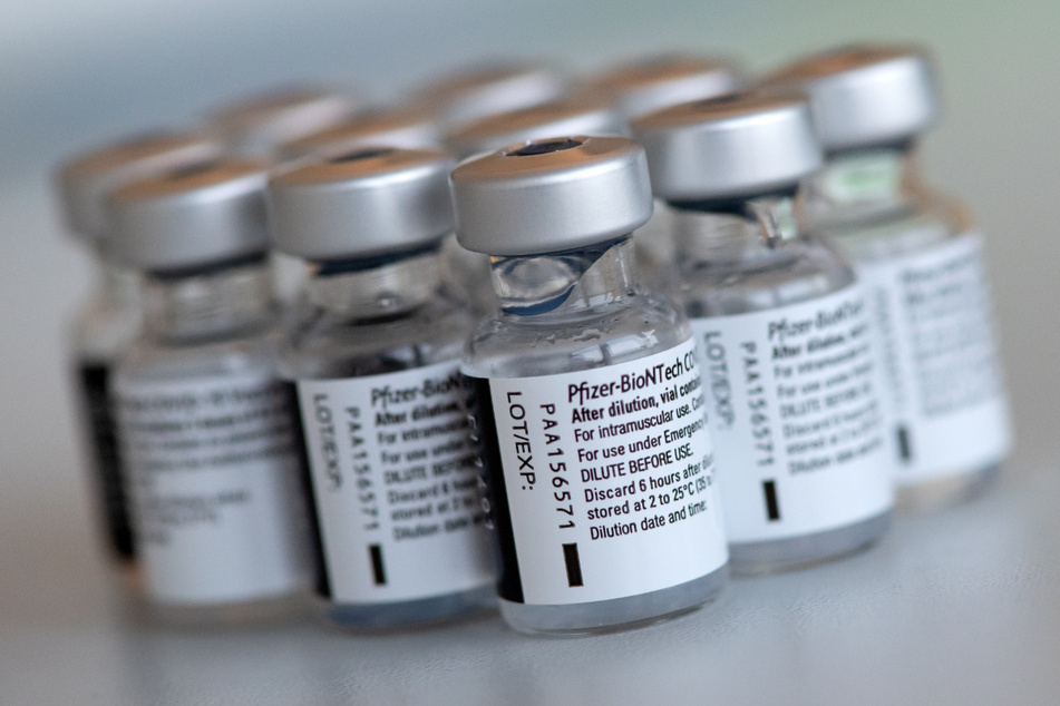 Ein Expertenausschuss der europäischen Arzneimittelbehörde hat grünes Licht für die Zulassung des weiterentwickelten Impfstoffs von Biontech und Pfizer in der EU gegeben.
