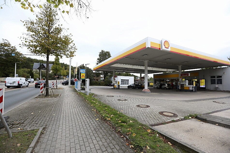 Diese Shell-Tankstelle in Plauen wurde am Sonntagabend von zwei Maskierten überfallen.