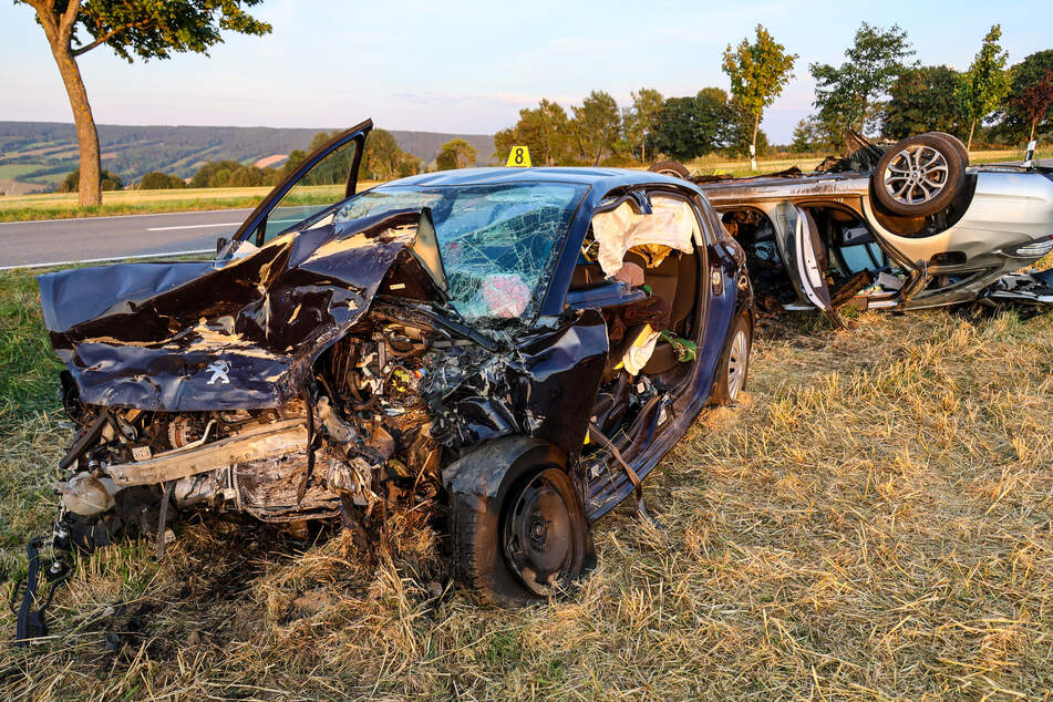 Nach dem tödlichen Crash waren die beiden Unfallautos nur noch Wracks.
