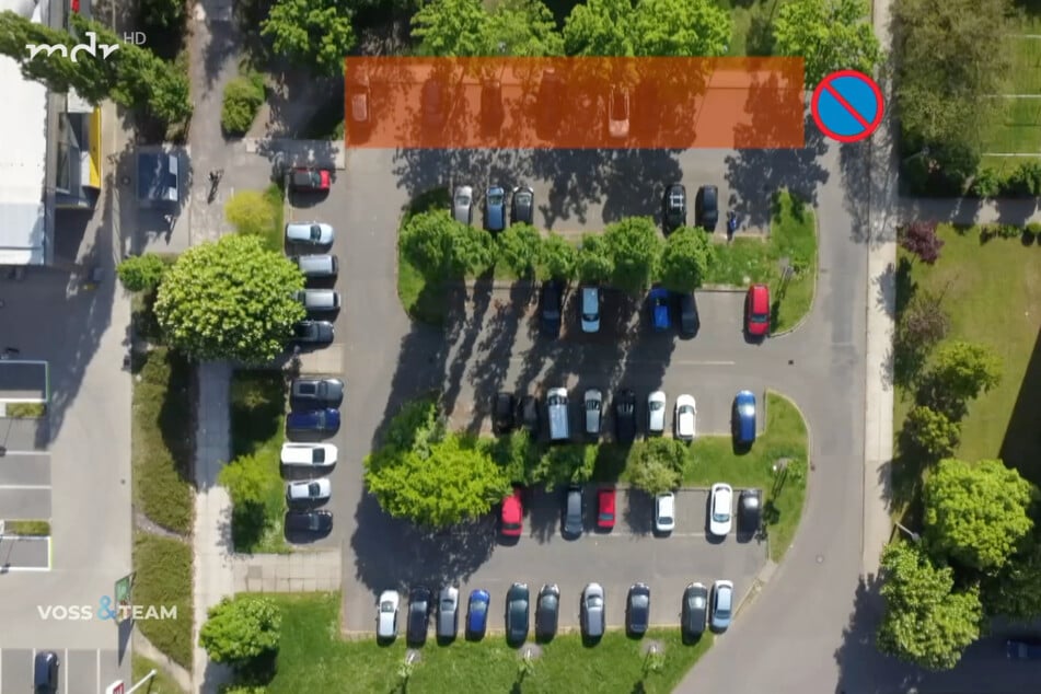 Der Parkplatz ist in der Nähe einer Schule und eines Supermarktes.