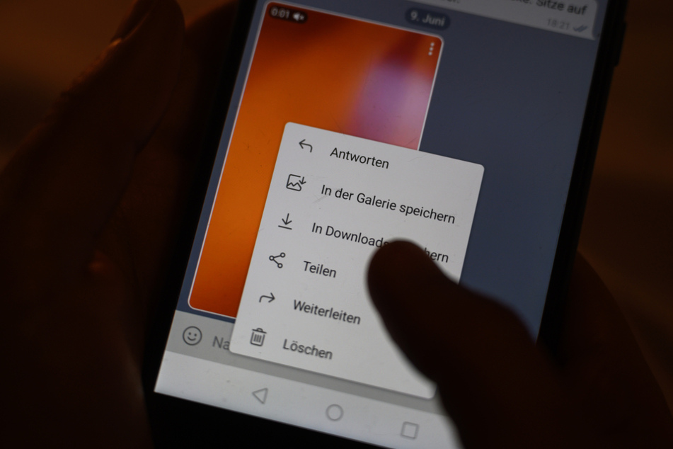Das Video auf dem Handy hatte eine Anzeige zur Folge. (Symbolbild)