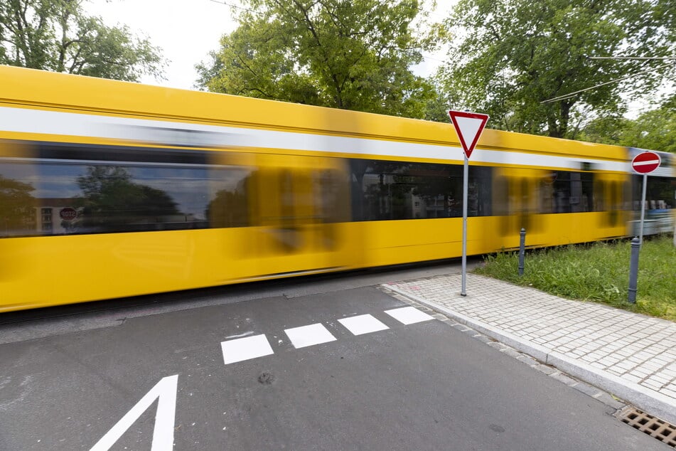 Eine Straßenbahn Richtung Zentrum krachte mit einem Renault zusammen. (Archivbild)