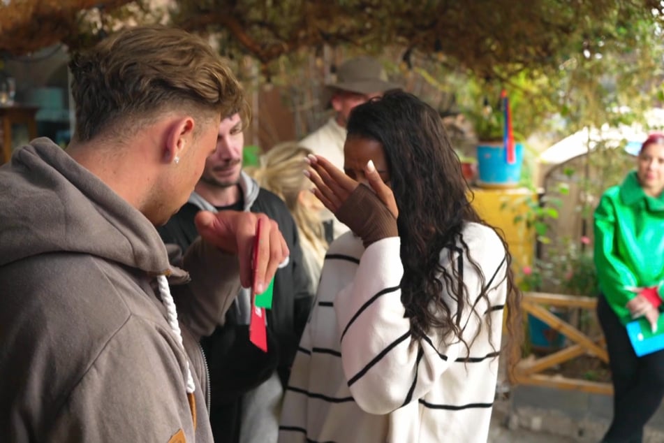 Erst verzweifelt Brenda (23) beim Gedanken an ihren neuen Team-Partner ...