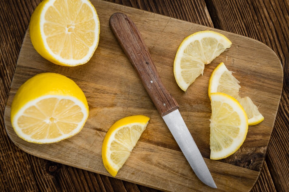 Do lemon slices help with mosquito bites?