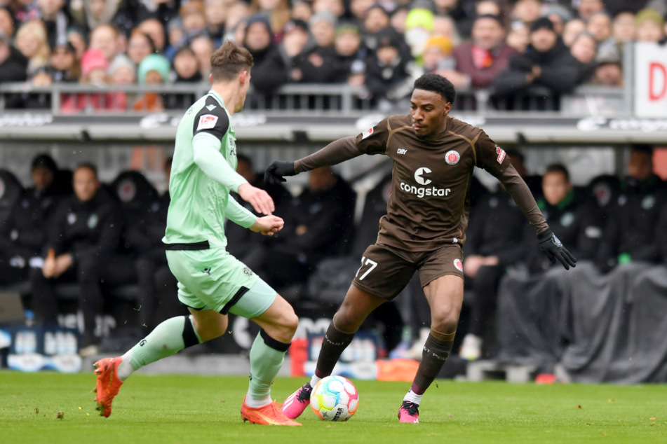 Im Rückspiel hatte St. Paulis Oladapo Afolayan (25, r) großen Anteil am 2:0-Sieg seiner Mannschaft über Hannover 96.
