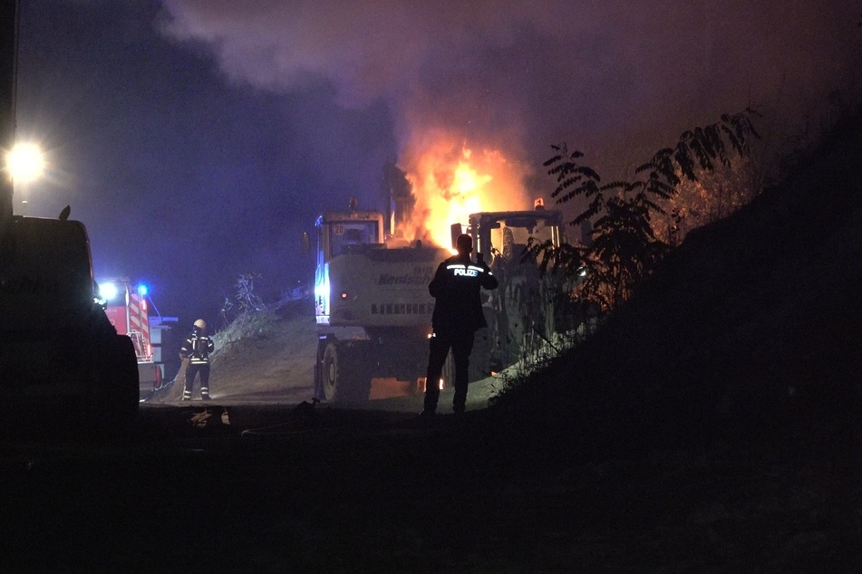 Auf einer Baustelle brannten in der Nacht auf Freitag zwei Bagger.