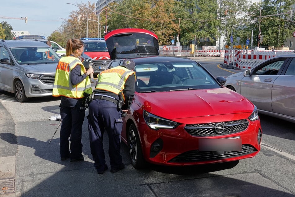 Der Opel-Fahrer erfasste mit seinem Fahrzeug die 48-jährige Fußgängerin, die gerade dabei war, die Straße zu überqueren.