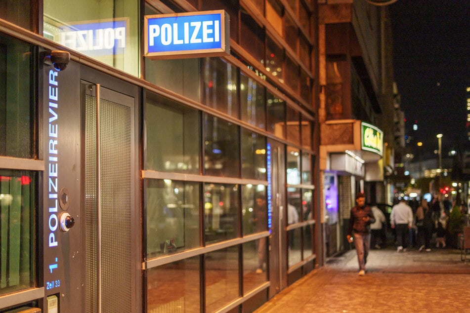Das Frankfurter 1. Polizeirevier liegt zentral im Innenstadtzentrum.