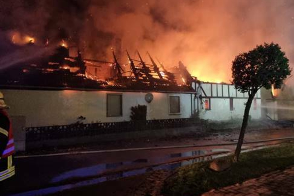 Großbrand: Scheune steht in Flammen, Feuer greift auf Wohnhaus über