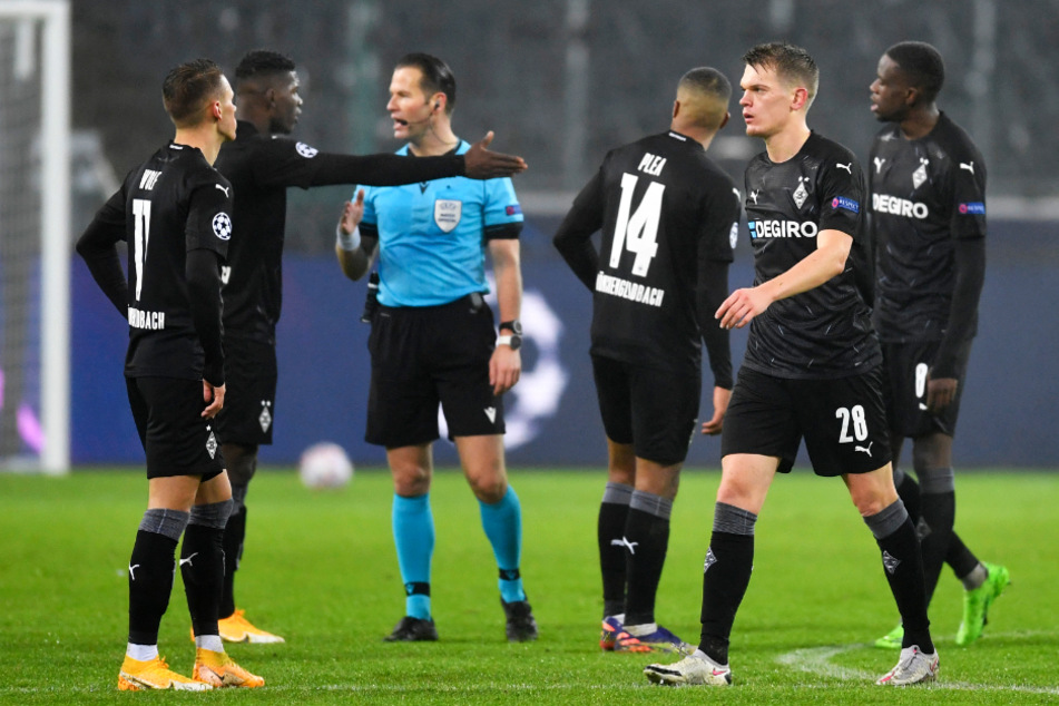 Gladbachs Spieler um Breel Embolo (23, 2.v.l.) diskutierten nach Schlusspfiff erregt mit Schiedsrichter Danny Makkelie (37, 3.v.l.).
