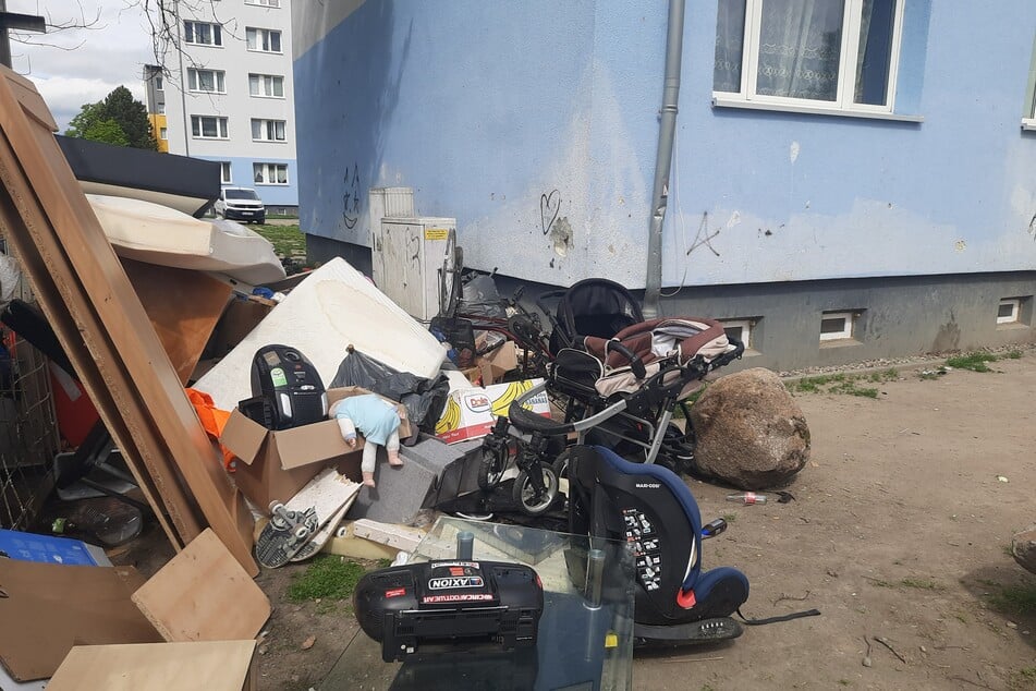 Müll und Ratten zwischen den Blöcken – Alltag in Nordwest. Hier könnte der Sperrmüllwagen täglich vorbeikommen.