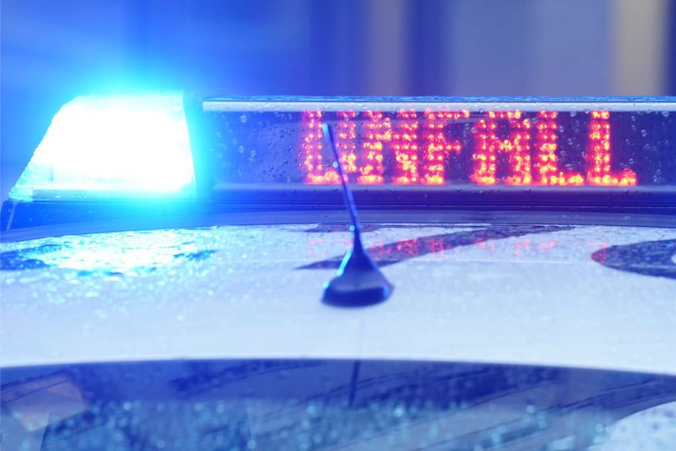 Unfall in der Börde: Auto fährt in Baugerüst, fünf Personen verletzt