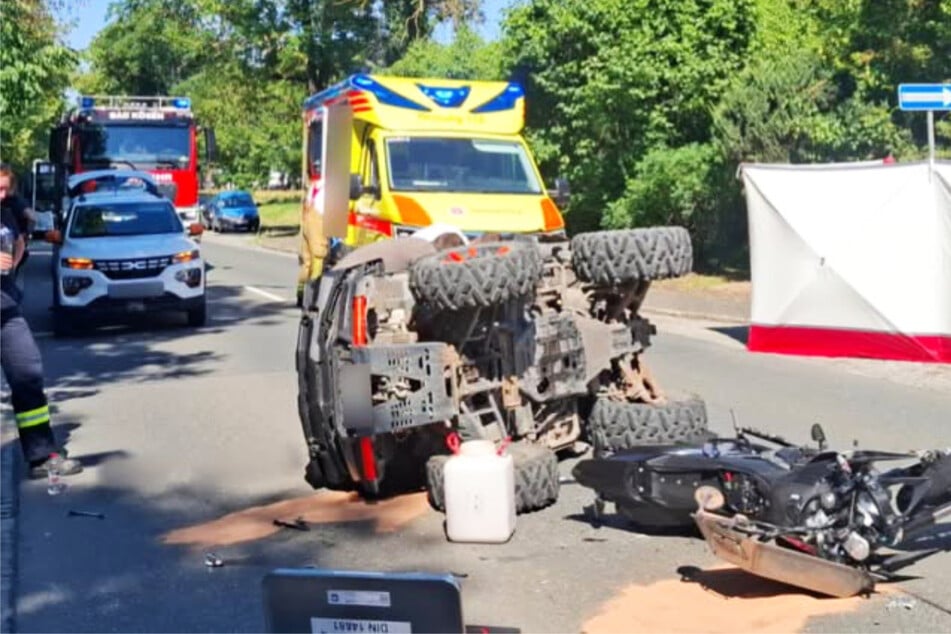 Schwerer Crash zwischen Quad und Motorrad: Drei Verletzte, Teenager mit Heli in Klinik