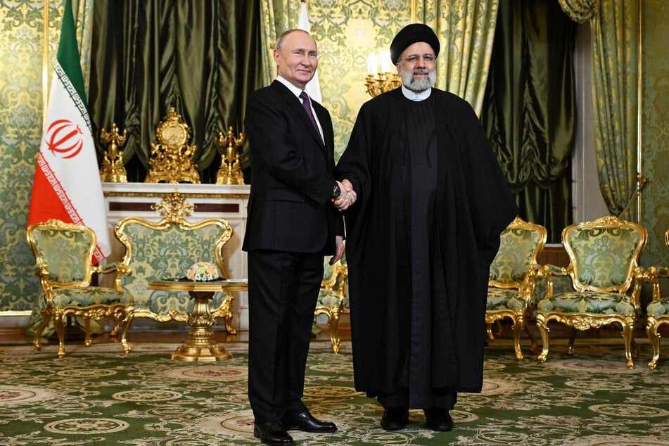 Wladimir Putin (71) reicht dem iranischen Präsidenten Ebrahim Raisi (63) die Hand. Beide Länder haben gemeinsame Interessen. (Archivbild)
