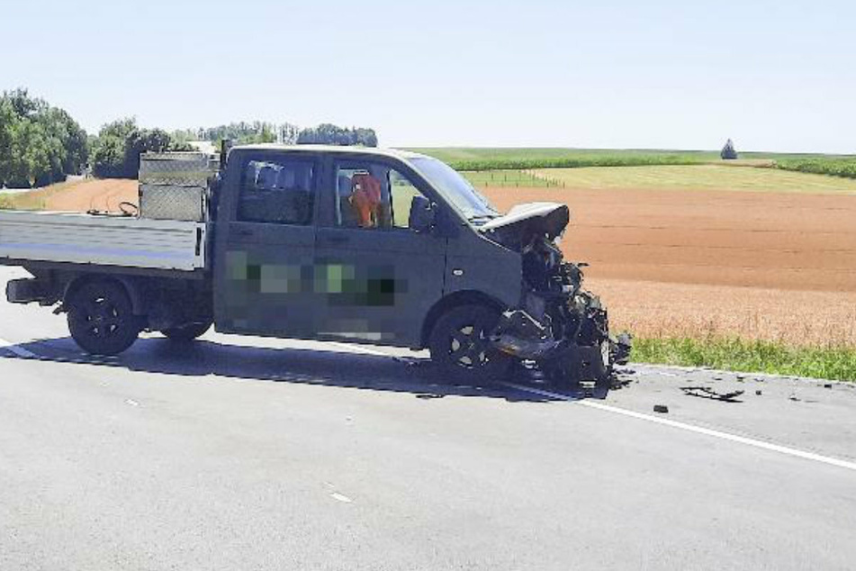 Der 25 Jahre alte Mann am Steuer des Klein-Lastwagens erlitt bei dem Zusammenstoß leichte Verletzungen.