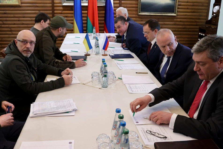 Die Verhandlungen zwischen der Ukraine und Russland sollen doch langsam vorankommen.
