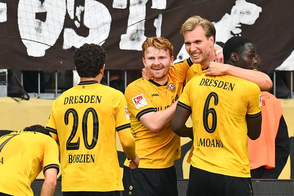 Vincent Vermeij (2.v.r.) ballerte Dynamo beim Saisonabschluss zum sicheren Klassenerhalt.