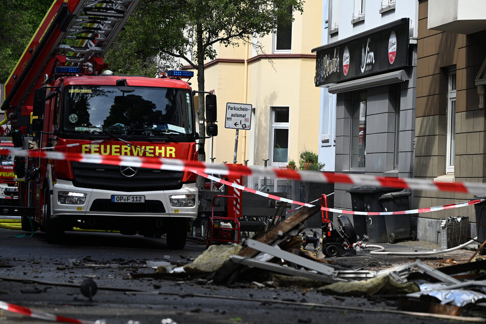 Die Ermittlungen nach einer Explosion in einem Wohnhaus in Leverkusen dauern an.