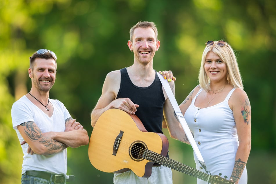 Die Mitglieder der Band "Crackerjacks", Rainer Henkenborg (l-r), Chris Bruns und Jessica Movahed Fard.