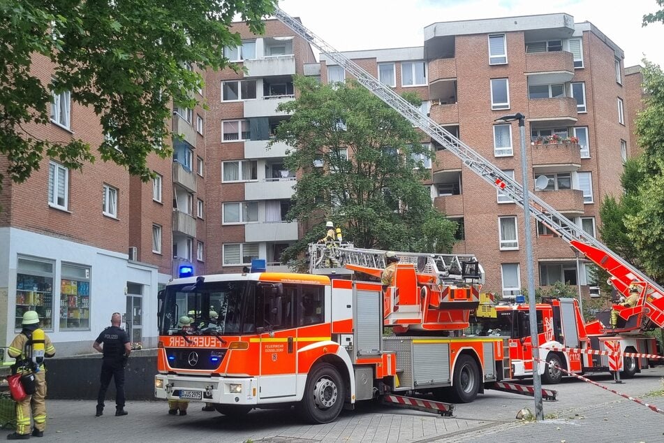 Die Feuerwehr Düsseldorf war mit mehreren Einsatzfahrzeugen im Einsatz.