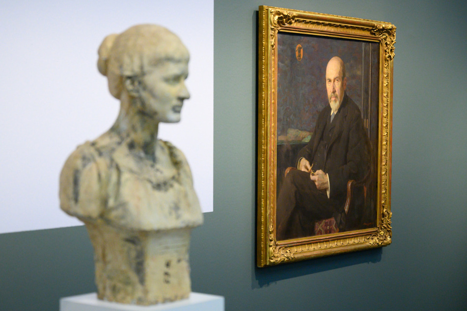 Das Ölgemälde "Robert Diez" von Carl Bantzer hängt in der Ausstellung "Ernst Barlach zum 150. Geburtstag. Eine Retrospektive" hinter der Gipsbüste „Bildnis Josephine Löser“ von Ernst Barlach.