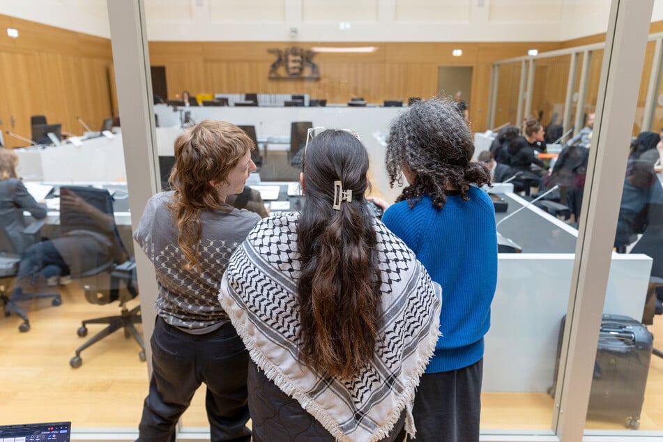 Am Landesgericht Stuttgart begann am Montag der Prozess gegen fünf Aktivisten, die in einer israelischen Rüstungsfirma erheblichen Schaden angerichtet haben sollen.