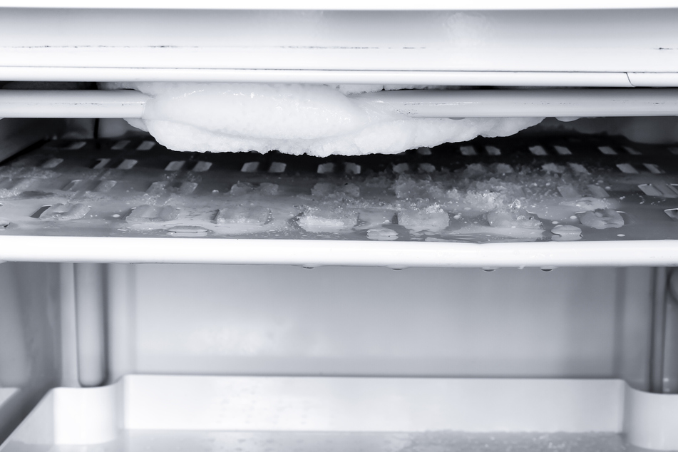 Selbst dickere Eisschichten verschwinden relativ zügig, wenn man den Kühlschrank richtig abtaut.