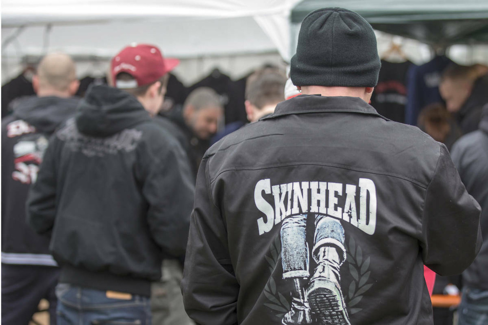 Anhänger der rechten Szene stehen auf dem Gelände des Rechtsrock-Konzertes. In Hessen bietet das Programm "Ikarus" Aussteigern aus der Szene Hilfe an. In den vergangenen Jahren steigt die Nachfrage.