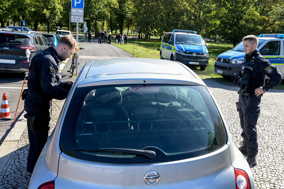 Eine Autofahrerin war an der Magdeburger Sternbrücke zu schnell unterwegs und wurde von Polizisten angehalten.