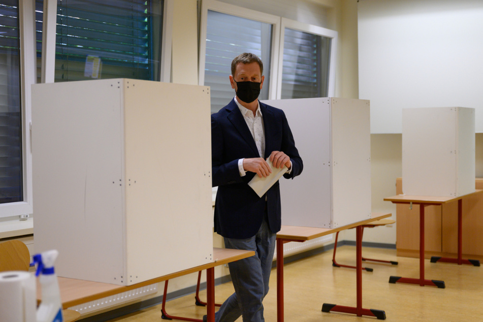 Ministerpräsident Michael Kretschmer (46, CDU) gab seine Stimmen im Wahllokal ab.