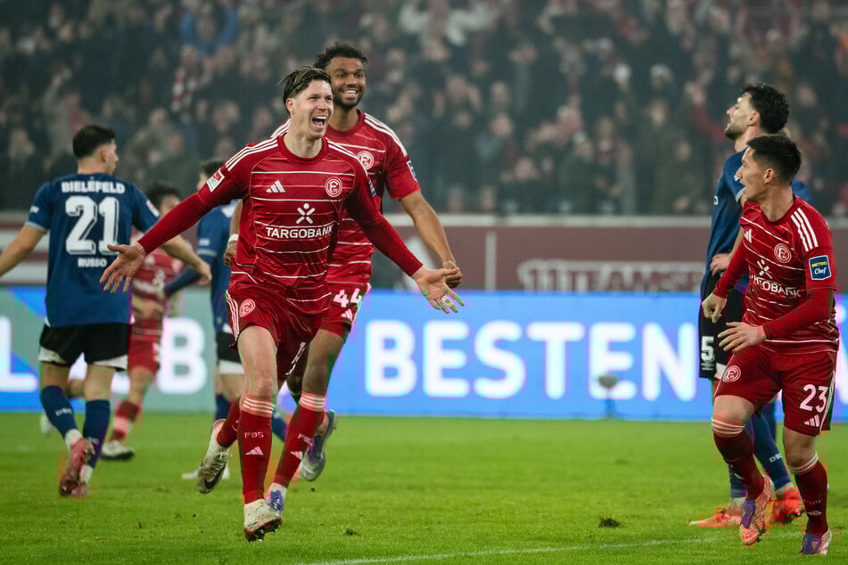 Cedric Itten (vorn links) erzielte am Freitagabend den Siegtreffer für Fortuna Düsseldorf im Duell gegen Bielefeld.
