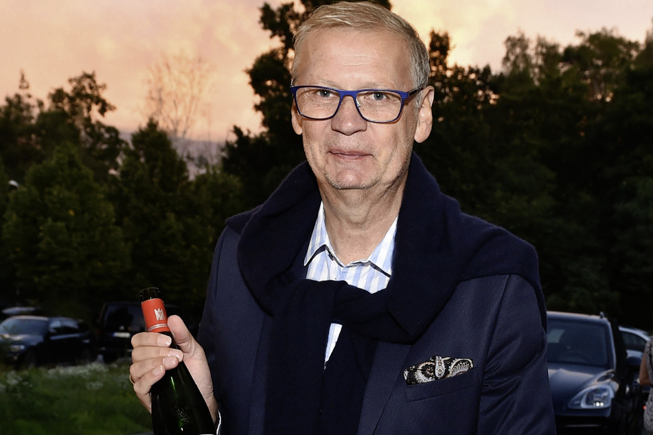 TV-Star Günther Jauch (66) schenkt seine Riesling-Weine auf der Benefizschlemmer-Party aus.