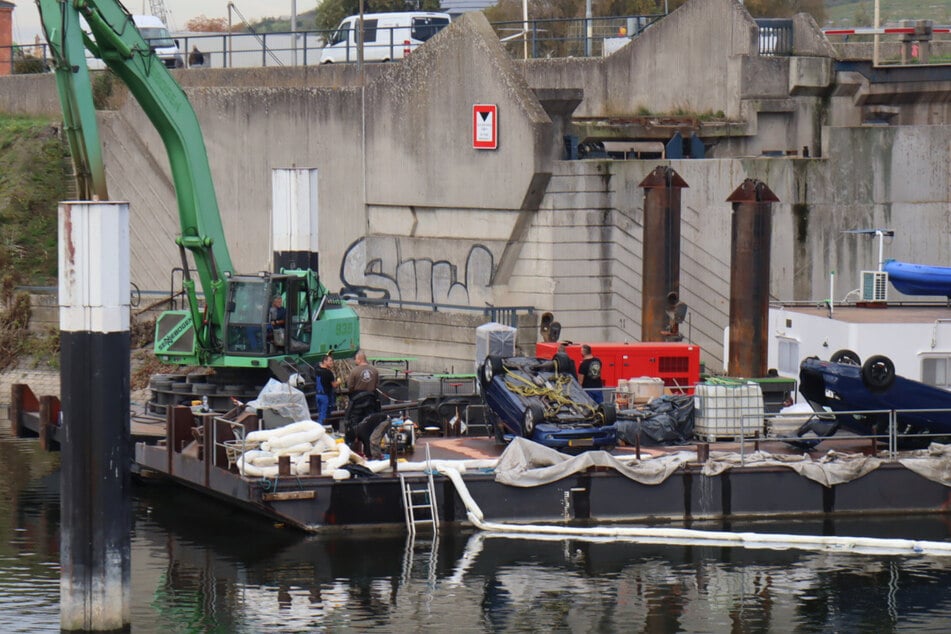 Das Führerhaus des Schiffes sowie zwei Autos wurden aus dem Rhein geborgen.