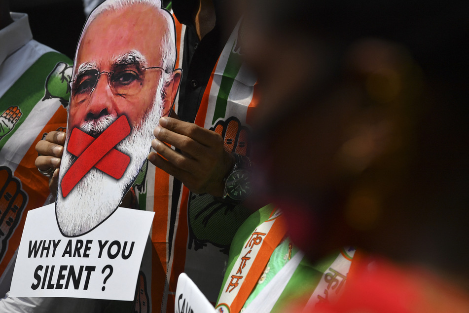 "Warum schweigst Du?" Das fragen immer mehr Menschen in Indien ihren Premierminister Narendra Modi. Hier auf einer Demonstration nach der Gruppenvergewaltigung und Ermordung einer Minderjährigen in Mumbai im Oktober 2020. (Archivbild)