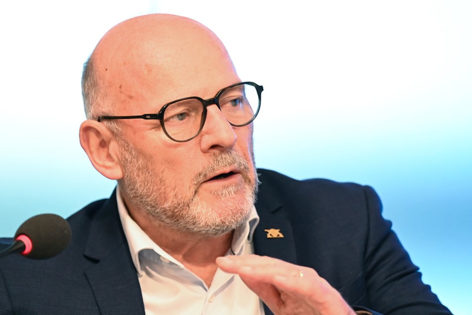 Baden-Württembergs Verkehrsminister Winfried Hermann (69, Grüne) möchte, dass in Städten Tempo 30 gilt.