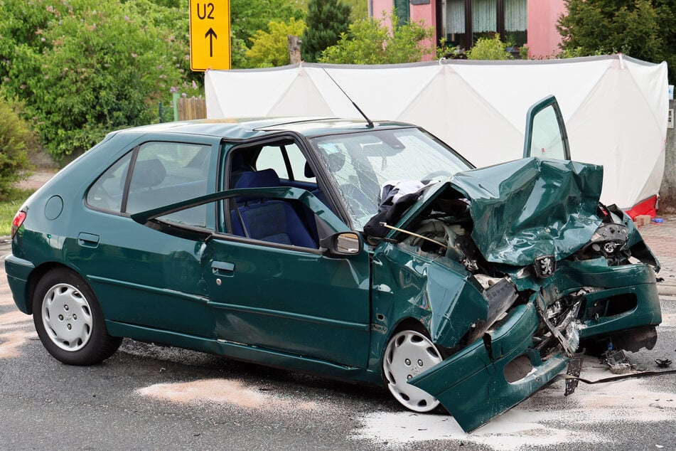 Im unterfränkischen Kahl am Main kollidierte am Sonntag ein Mercedes frontal mit einem Peugeot. Dabei kam eine Person ums Leben.