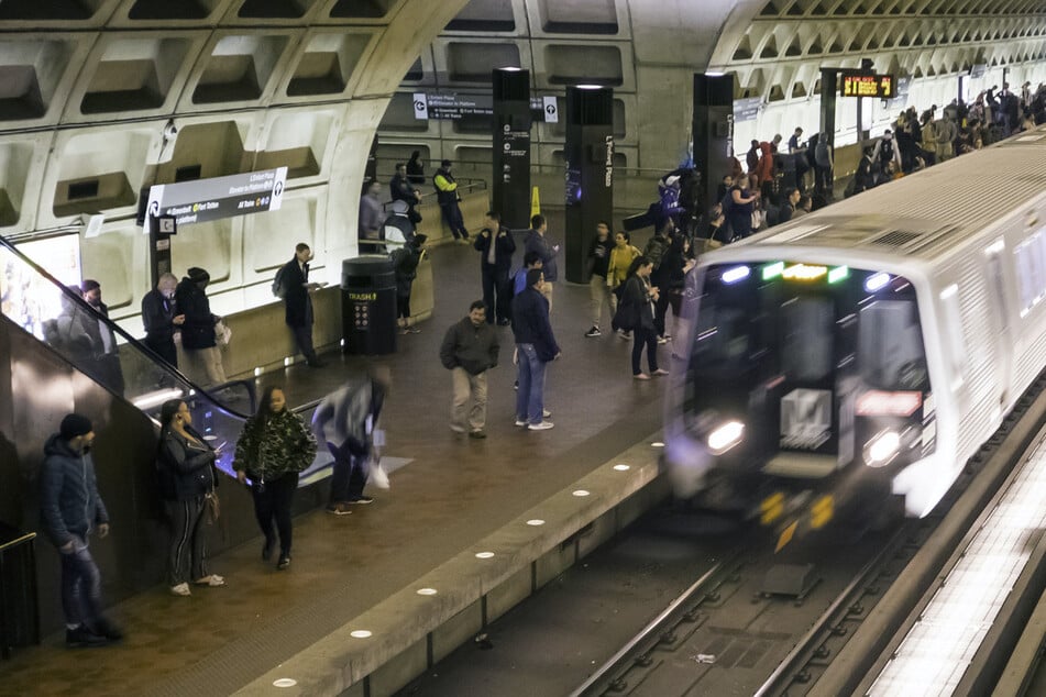 Tragischer Unfall: Hundeleine bleibt in U-Bahn-Tür stecken, Mann (†50) wird auf Gleise gezogen
