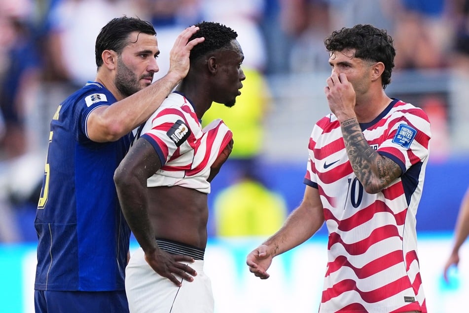 Folarin Balogun (2.v.l.) traf für die USA zum 1:0 und flog wenig später vom Platz.