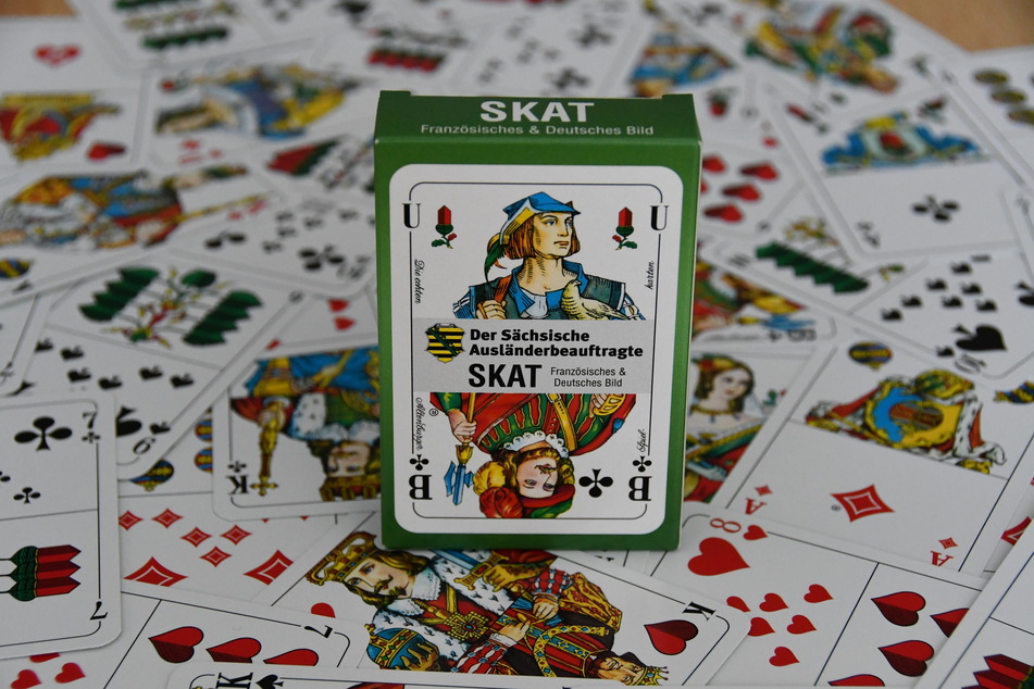Die Spielkarten sind binational gestaltet: Die Werte werden jeweils zu einer Hälfte im deutschen und zur anderen Hälfte im französischen Blatt abgebildet.