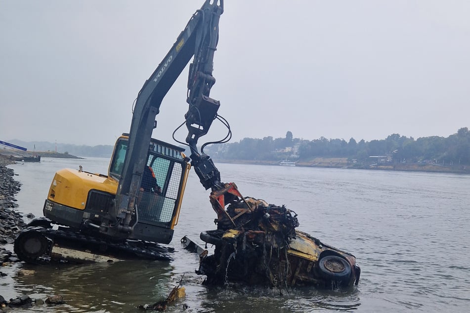 Ein Bagger zog das Fahrzeugwrack aus dem Fluss.
