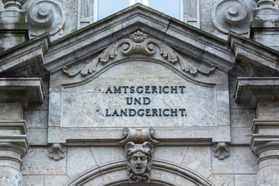 Zwei Männer müssen sich vor dem Landgericht Regensburg verantworten. Ihnen wird bandenmäßiges Handeln von Betäubungsmitteln vorgeworfen.