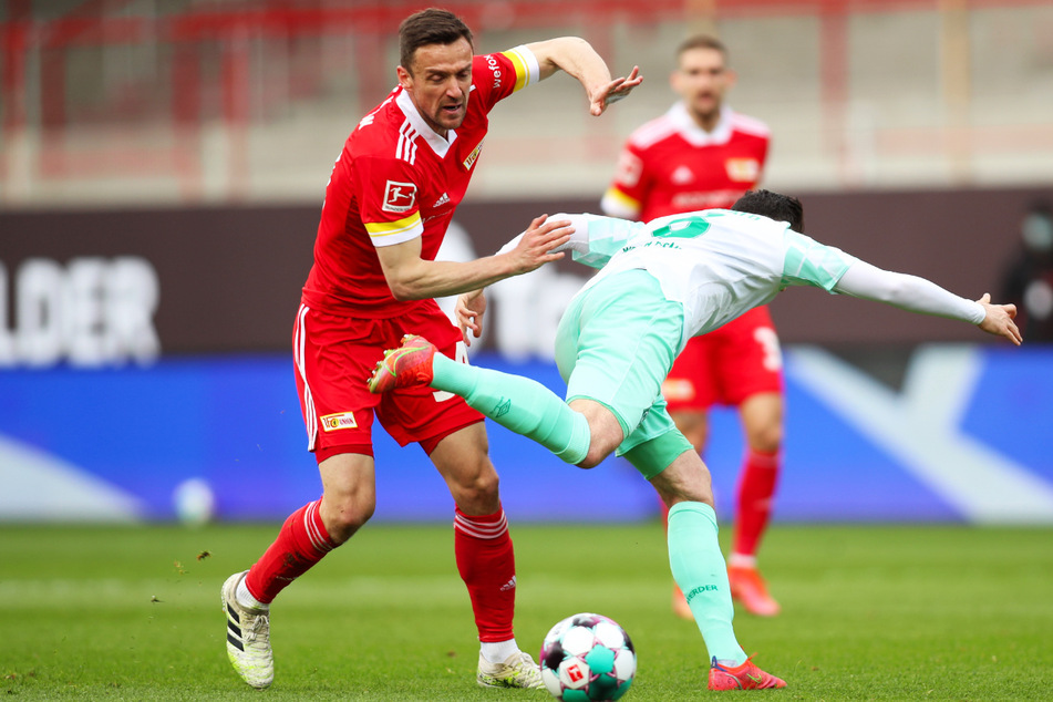 Unions Christian Gentner (35/l.) im Zweikampf mit Bremens Kevin Möhwald (27). Nach zwei Jahren verlässt Gentner wieder Berlin.